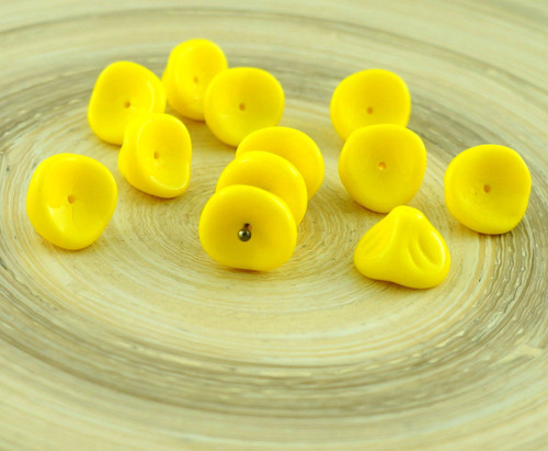 Velké korálky z českého skla ve tvaru konvalinky,