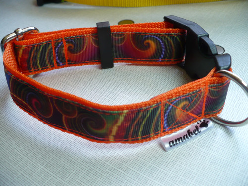 Oranžový obojek s duhovým ornamentem šíře 2,5 cm