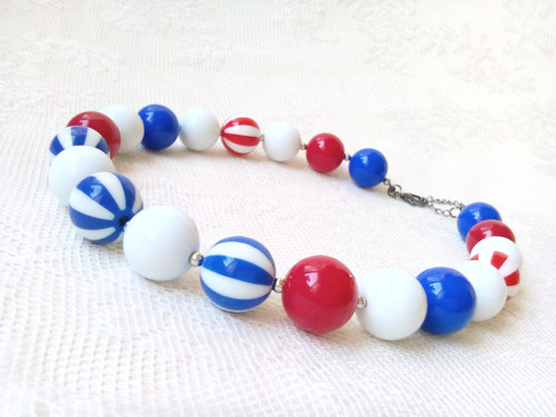 Bubblegum necklace (white/red/blue)