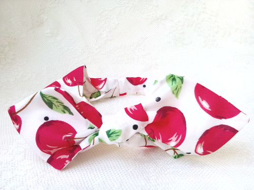 Pin Up headband on elastic (white/cherries)