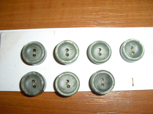 7x KNOFLÍKY, odstín khaki, atypické - šířka