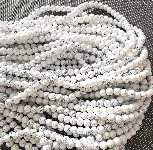 Bílé korálky s černým dekorem 6 mm/30ks — foto 1