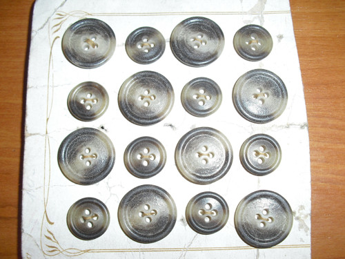 16x starožitné KNOFLÍKY, žíhané