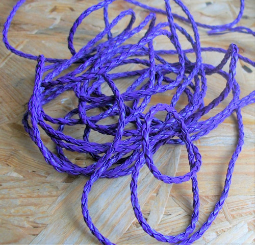 FIALOVÁ SPLÉTANÁ KŮŽE - METRÁŽ -2,5 mm