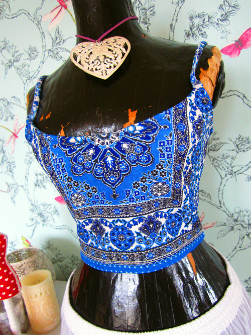 Crop top modrotisk — foto 1