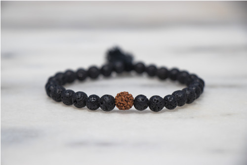 Náramek se střapcem (láva + rudraksha) — foto 1