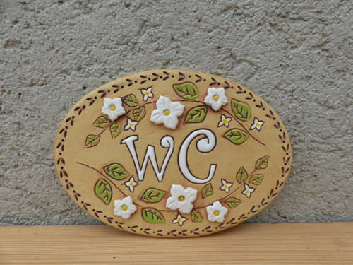 Keramická cedulka ,,WC"- bílé pnoucí květy/ na obj
