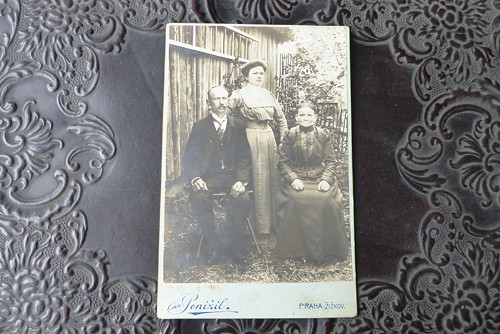 Před domem... kabinetní fotografie