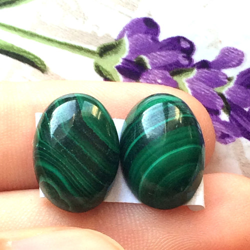 Malachit náušnicový pár/14x10x4 mm (ML03)