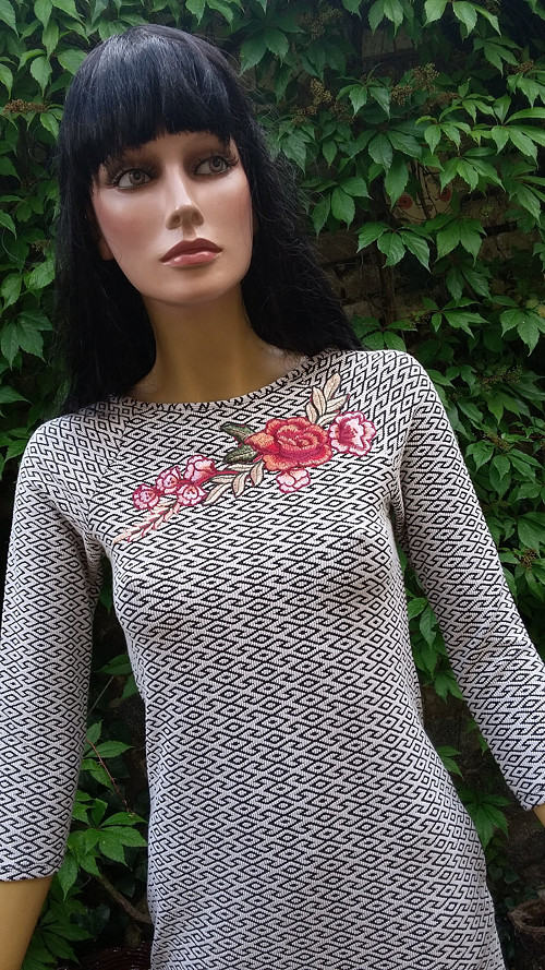 Nadčasová klasika, šaty s aplikací — foto 1