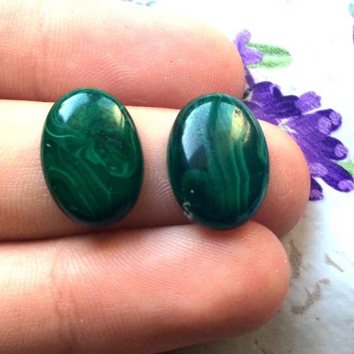 Malachit náušnicový pár/14x10x2 mm (ML01)