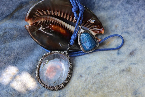 KŘIŠŤÁLOVÝ AMULET - cínovaný náhrdelník — foto 1