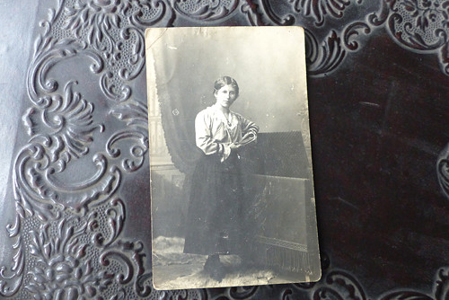 S knihou... fotografie, fotopohlednice