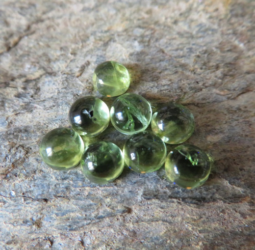 Přírodní olivín kabošonek 4,5 mm, 1ks