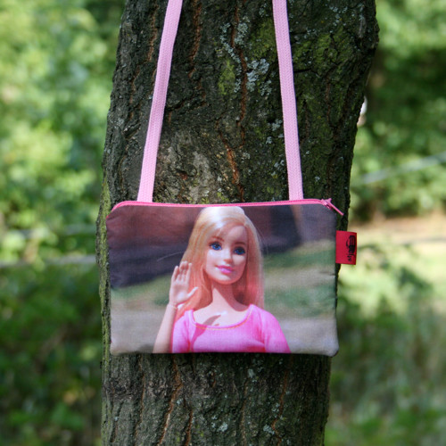 Barbie mává (ZIP kapsička na krk) — foto 1