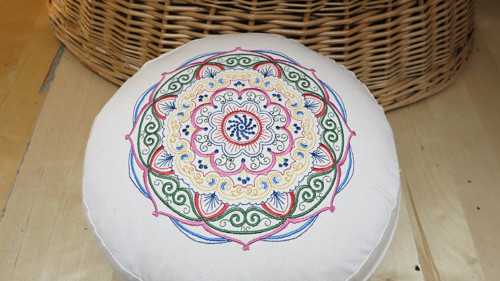 Vyšívaný puff mandala, průměr 30cm pastelová