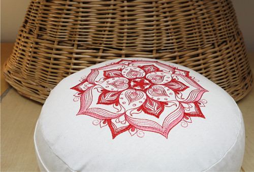 Vyšívaný puff mandala, průměr 30cm dočervena