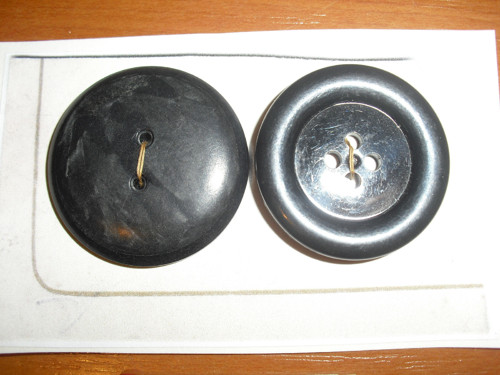 2x veliké černé KNOFLÍKY, 2 druhy