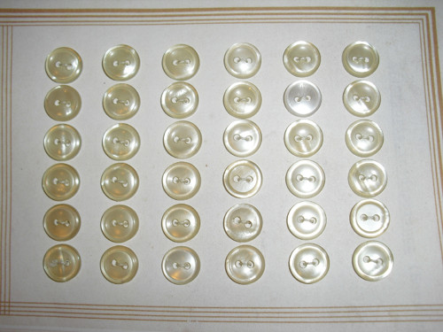 36x perleťové KNOFLÍKY — foto 1
