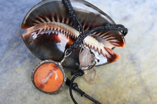 OHNIVÝ AMULET - originální cínovaný šperk — foto 1