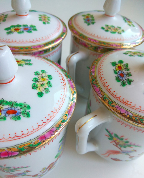 Porcelánový hrnek s pokličkou