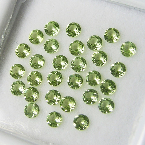Olivín, Pakistán, 2,3x1,4-1,5 mm, 1 kus.