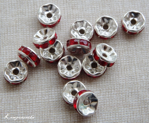 Kovový mezerník červené barvy 8mm