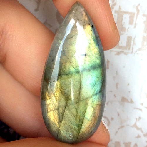 Labradorit kabošon slza (36x17x4 mm, 27,80 Ct L199
