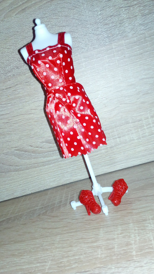Šaty s puntíky pro panenky Barbie Monster - Stela