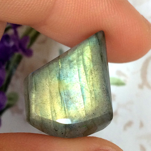 Labradorit kabošon (19x15x4mm, 10,40 Ct, L202)