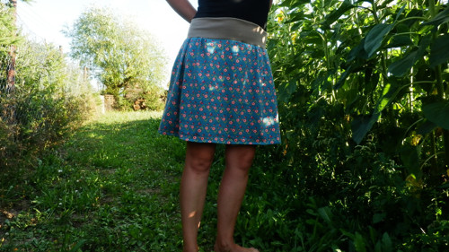 Úpletová sukně s kytičkami — foto 1