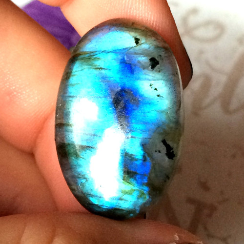 Labradorit kabošon ovál (26x17x5mm, 22,70 Ct, L147