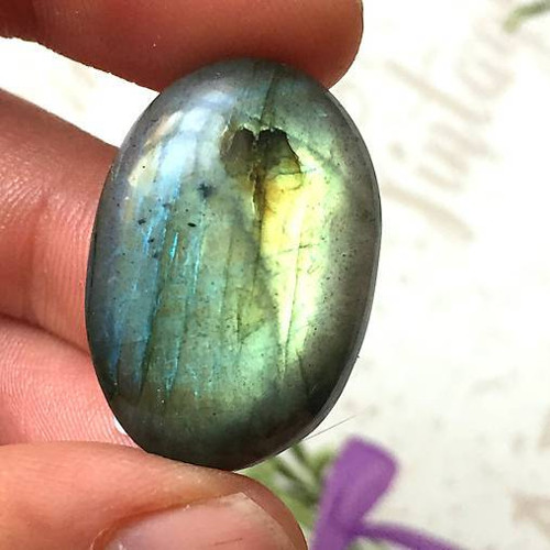 Labradorit kabošon ovál (28x19x5 mm, 33,15 Ct,L058