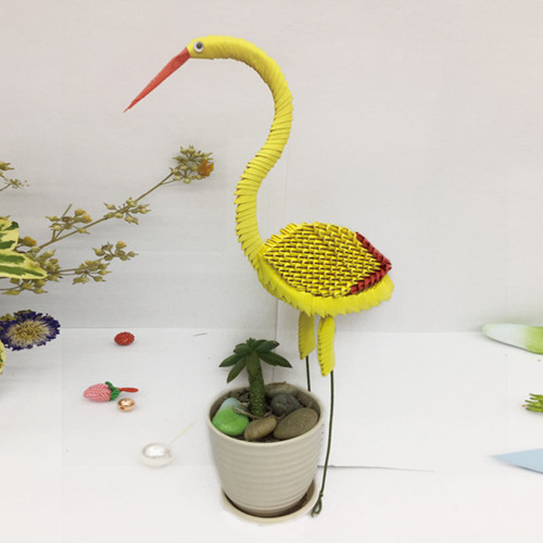 Malý žlutý jeřáb z 3D origami, skládané zvířátko