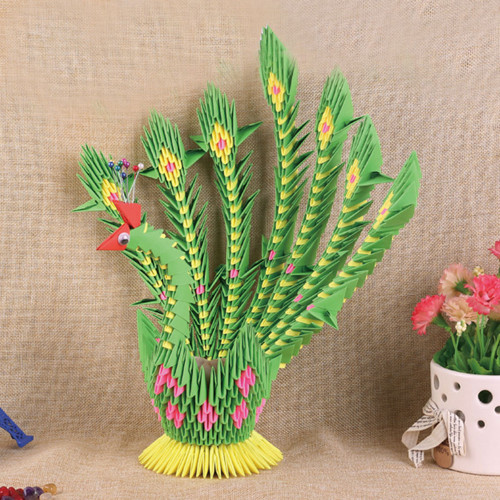Velký zelený páv z 3D origami, skládané zvířátko