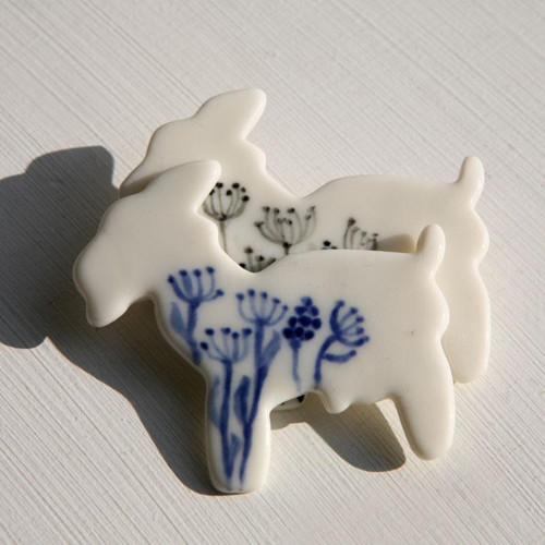 Koza Kobaltová (porcelánová brož) — foto 1
