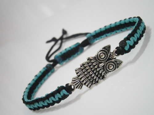 Dvoubarevný náramek se sovičkou (macramé) - Unisex — foto 1