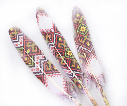 Husí peří, potištěné, bílé, červené, zelené, boho — foto 1
