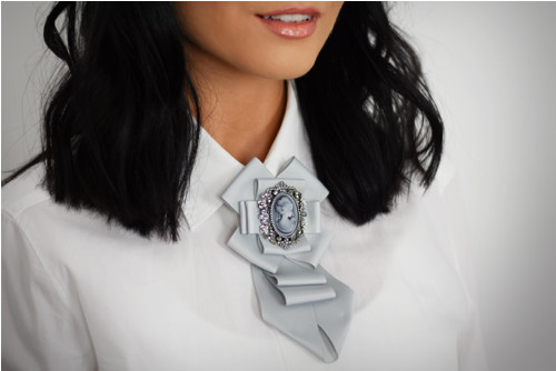 Šedá bow brooch s kamejí — foto 1