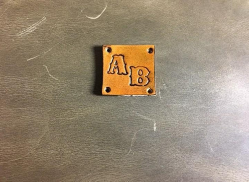 Kožené štítky, čtverečky pro Váš monogram.