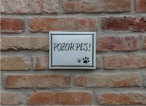 POZOR PES (bílé pozadí, zelený nápis)