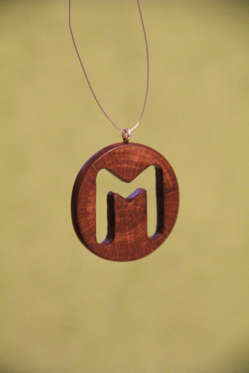 Přívěsek s písmenem "M" — foto 1