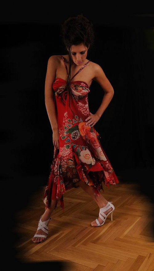 Červené jemné letní šaty — foto 1