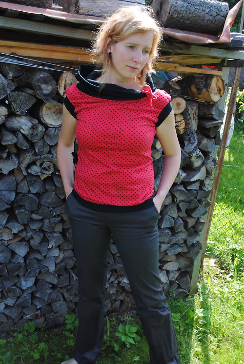 Puntík na červeném ve velikosti S — foto 1