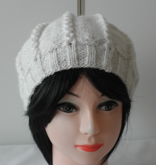 Baret v bílé