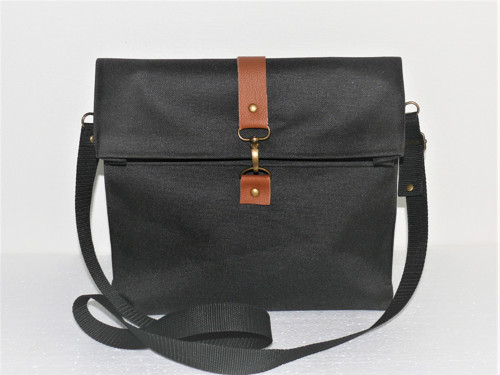 Černá rolovací kabela/crossbody