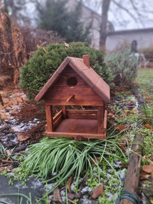 Ptačí dřevěné krmítko na balkón nebo zahrádku.