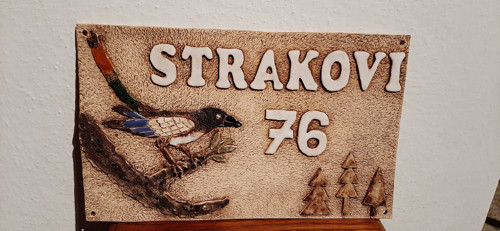 Číslo popisné na přání se strakou