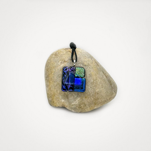 Fialový zdobený
