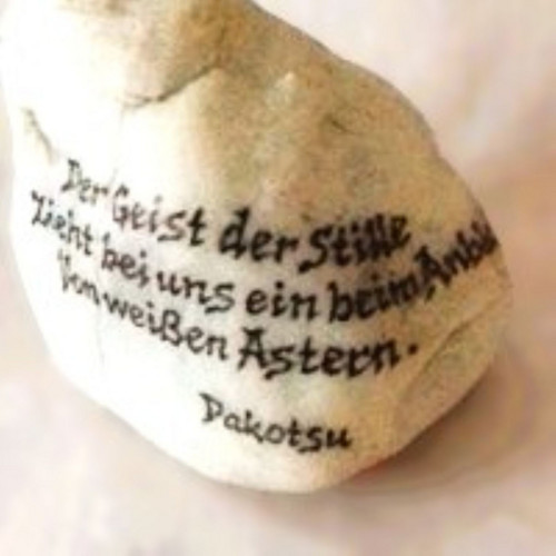 Haiku psané rukou na kámen (Dakotsu)